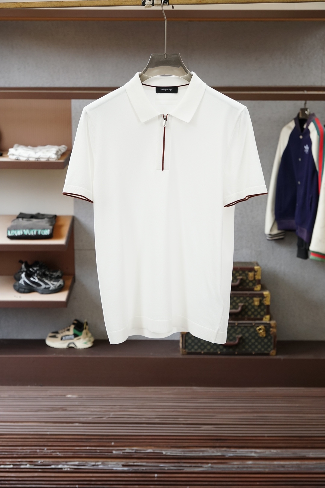 杰尼亚-桑蚕丝伊力特Polo衫，高级感满满。精选桑蚕丝+伊力特混纺面料，丝滑亲肤、透气垂顺，夏天穿清爽不