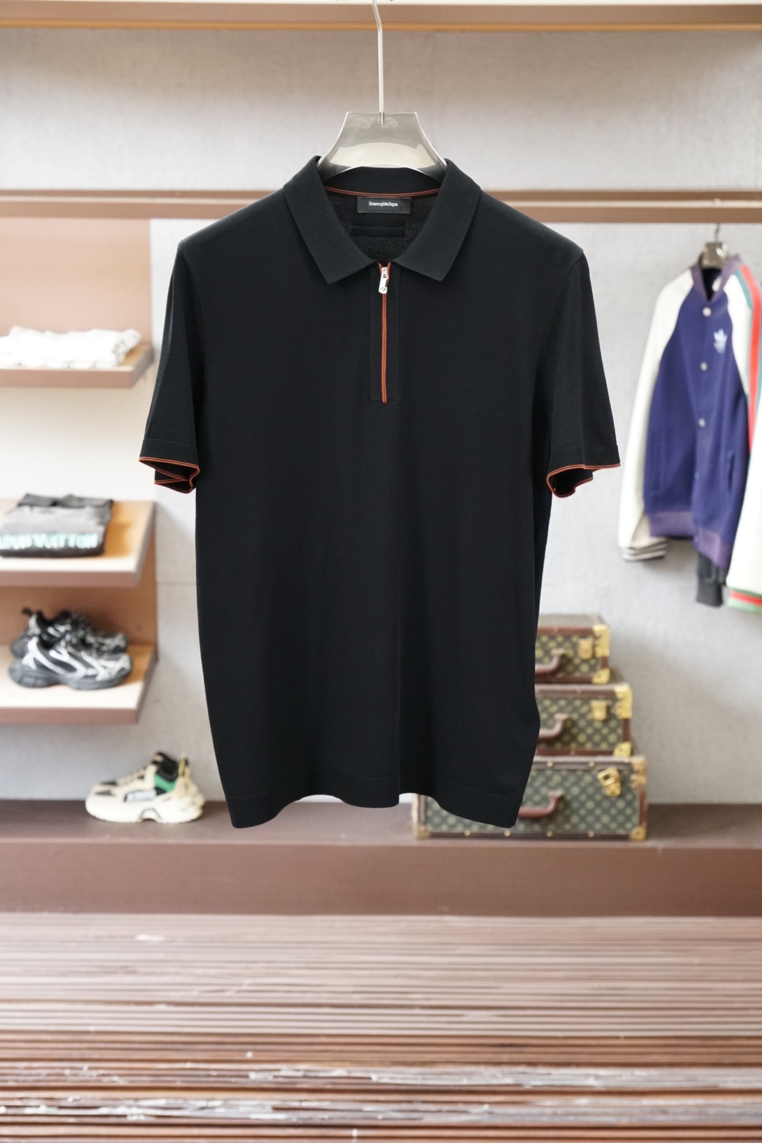 杰尼亚-桑蚕丝伊力特Polo衫，高级感满满。精选桑蚕丝+伊力特混纺面料，丝滑亲肤、透气垂顺，夏天穿清爽不