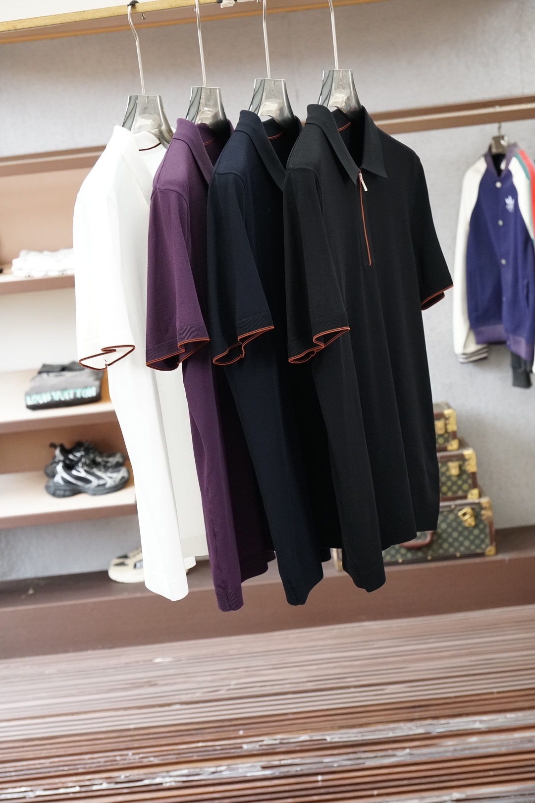 杰尼亚-桑蚕丝伊力特Polo衫，高级感满满。精选桑蚕丝+伊力特混纺面料，丝滑亲肤、透气垂顺，夏天穿清爽不