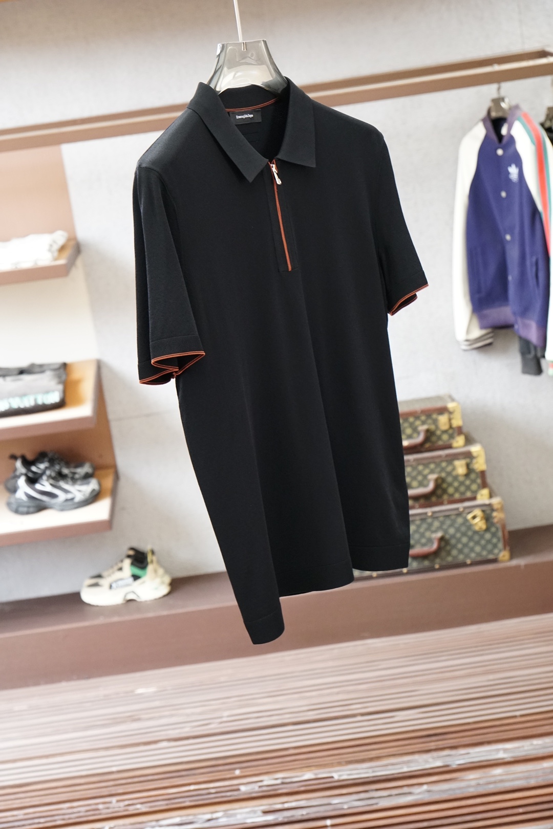 杰尼亚-桑蚕丝伊力特Polo衫，高级感满满。精选桑蚕丝+伊力特混纺面料，丝滑亲肤、透气垂顺，夏天穿清爽不