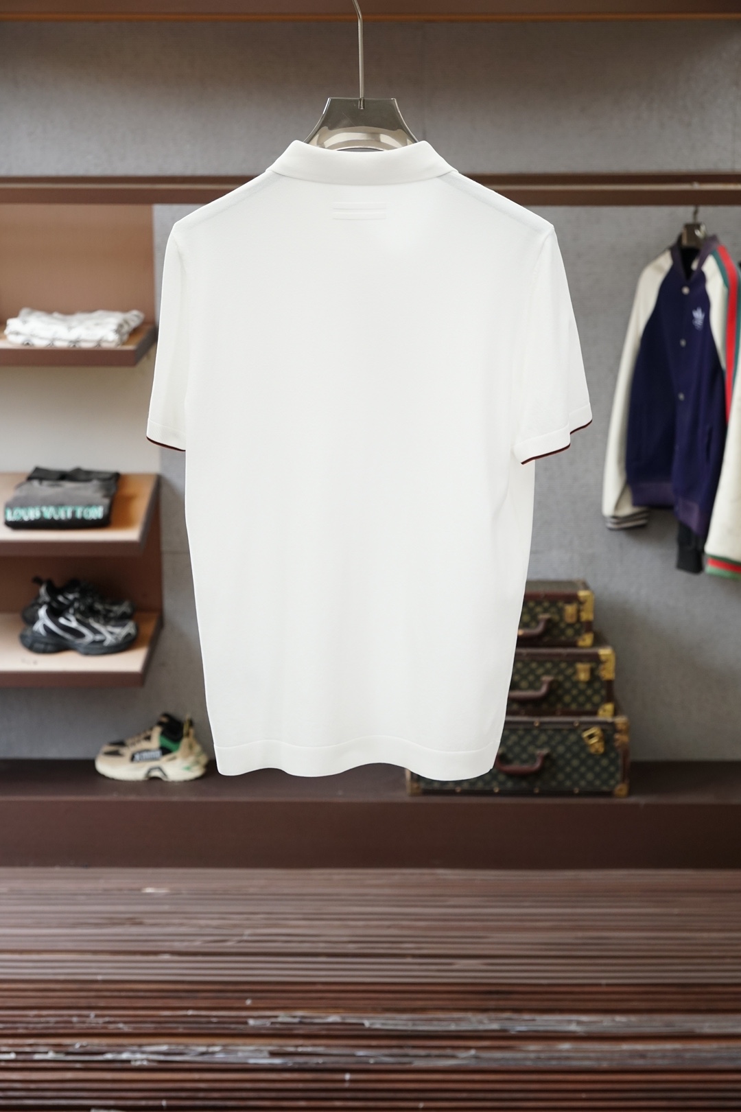 杰尼亚-桑蚕丝伊力特Polo衫，高级感满满。精选桑蚕丝+伊力特混纺面料，丝滑亲肤、透气垂顺，夏天穿清爽不