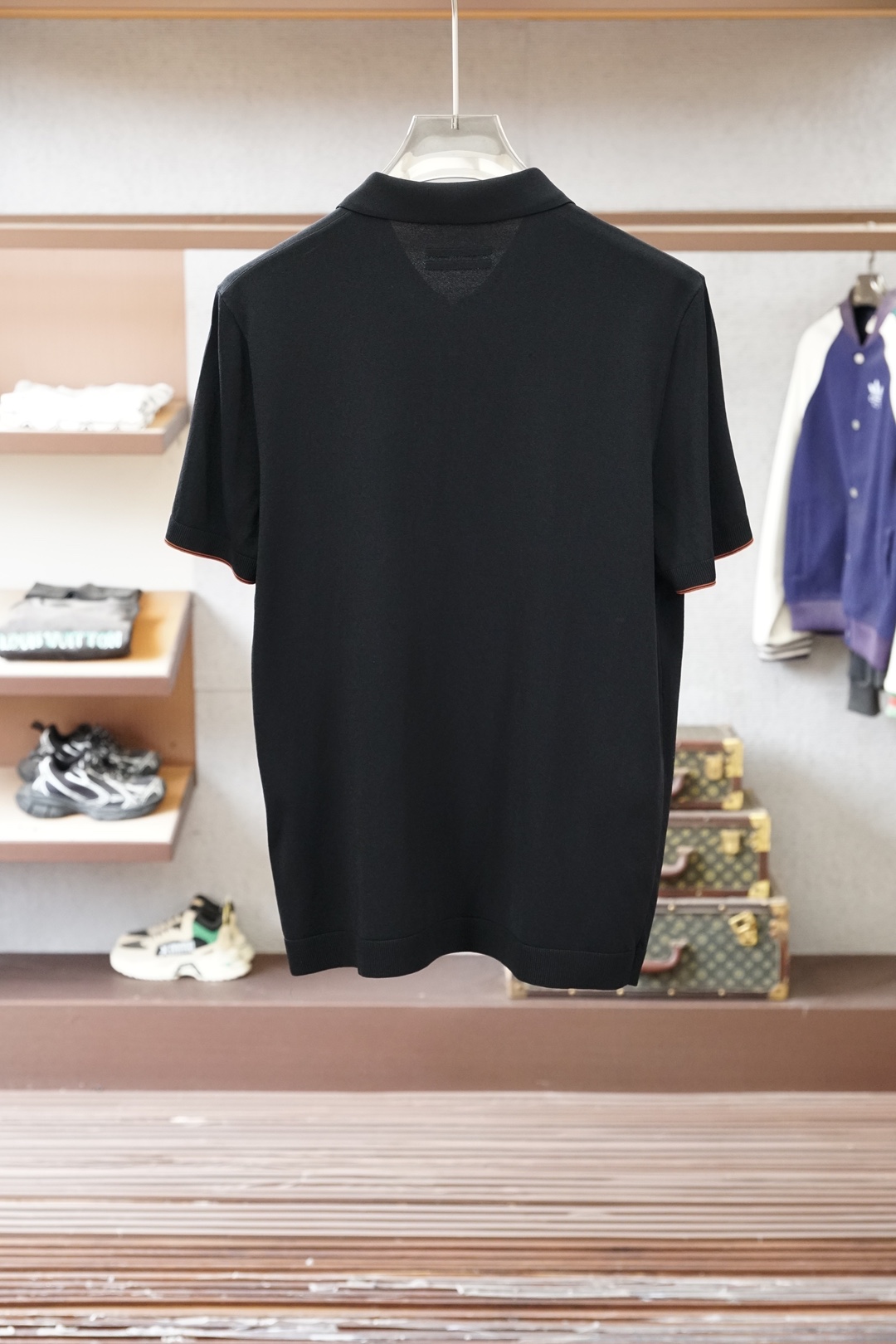 杰尼亚-桑蚕丝伊力特Polo衫，高级感满满。精选桑蚕丝+伊力特混纺面料，丝滑亲肤、透气垂顺，夏天穿清爽不