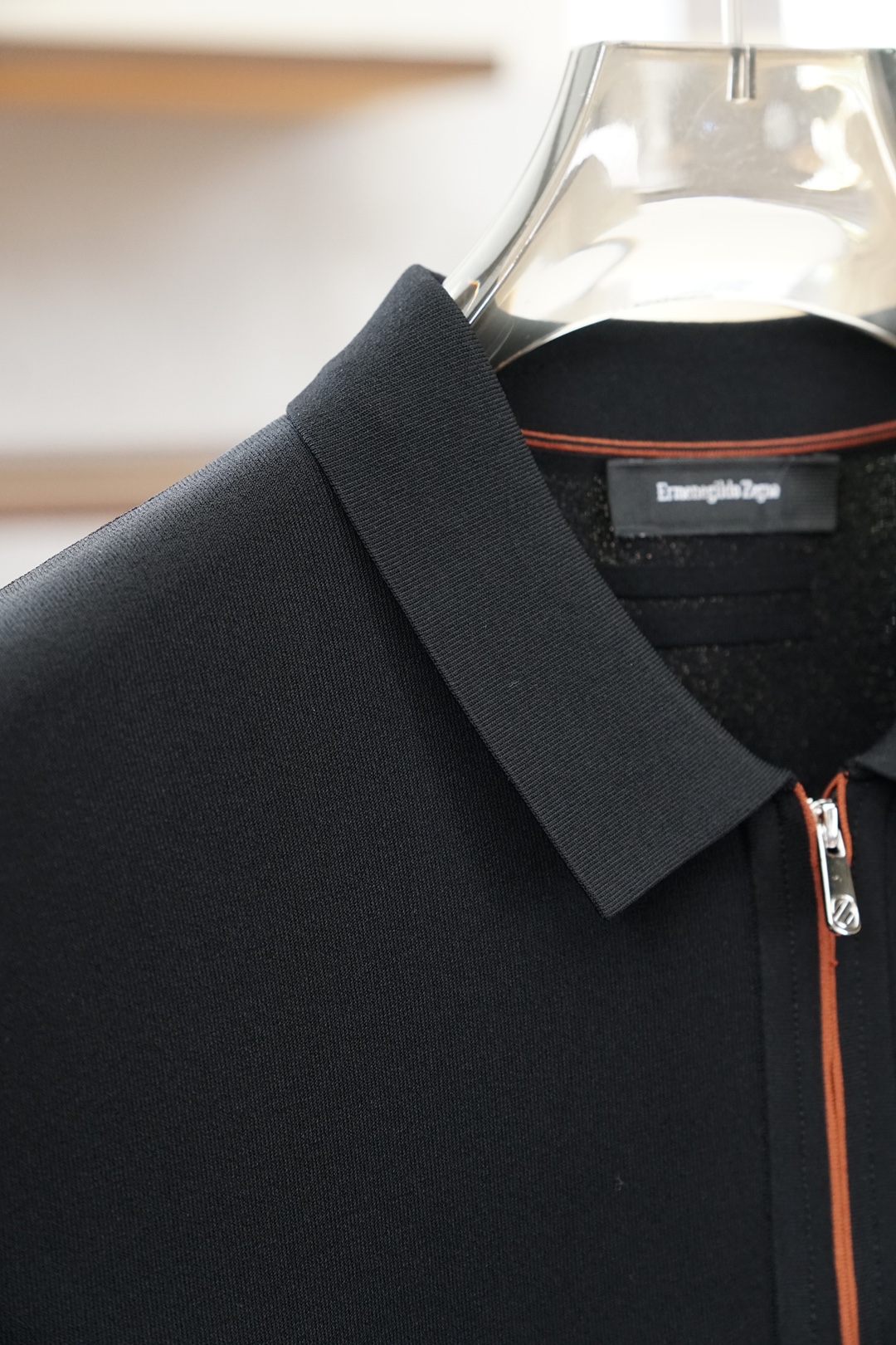 杰尼亚-桑蚕丝伊力特Polo衫，高级感满满。精选桑蚕丝+伊力特混纺面料，丝滑亲肤、透气垂顺，夏天穿清爽不