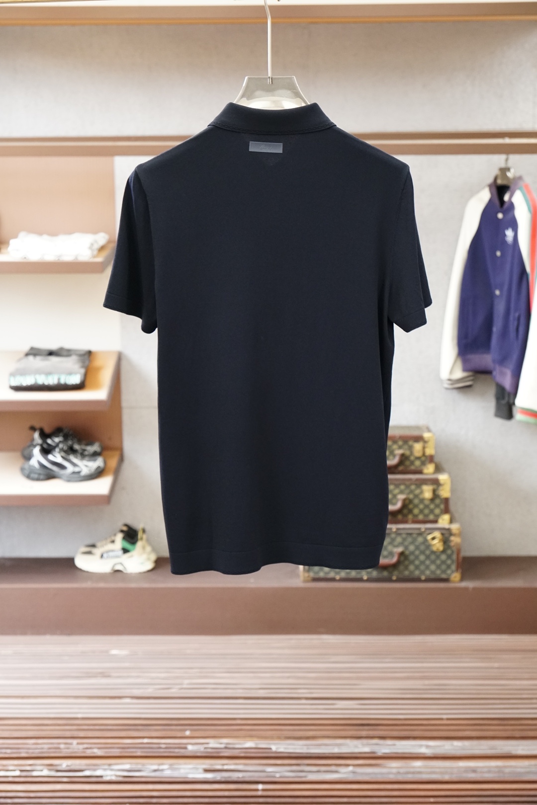 布尼奥/桑蚕丝伊力特Polo衫，高级感满满。精选桑蚕丝+伊力特混纺面料，丝滑亲肤、透气垂顺，夏天穿清爽不