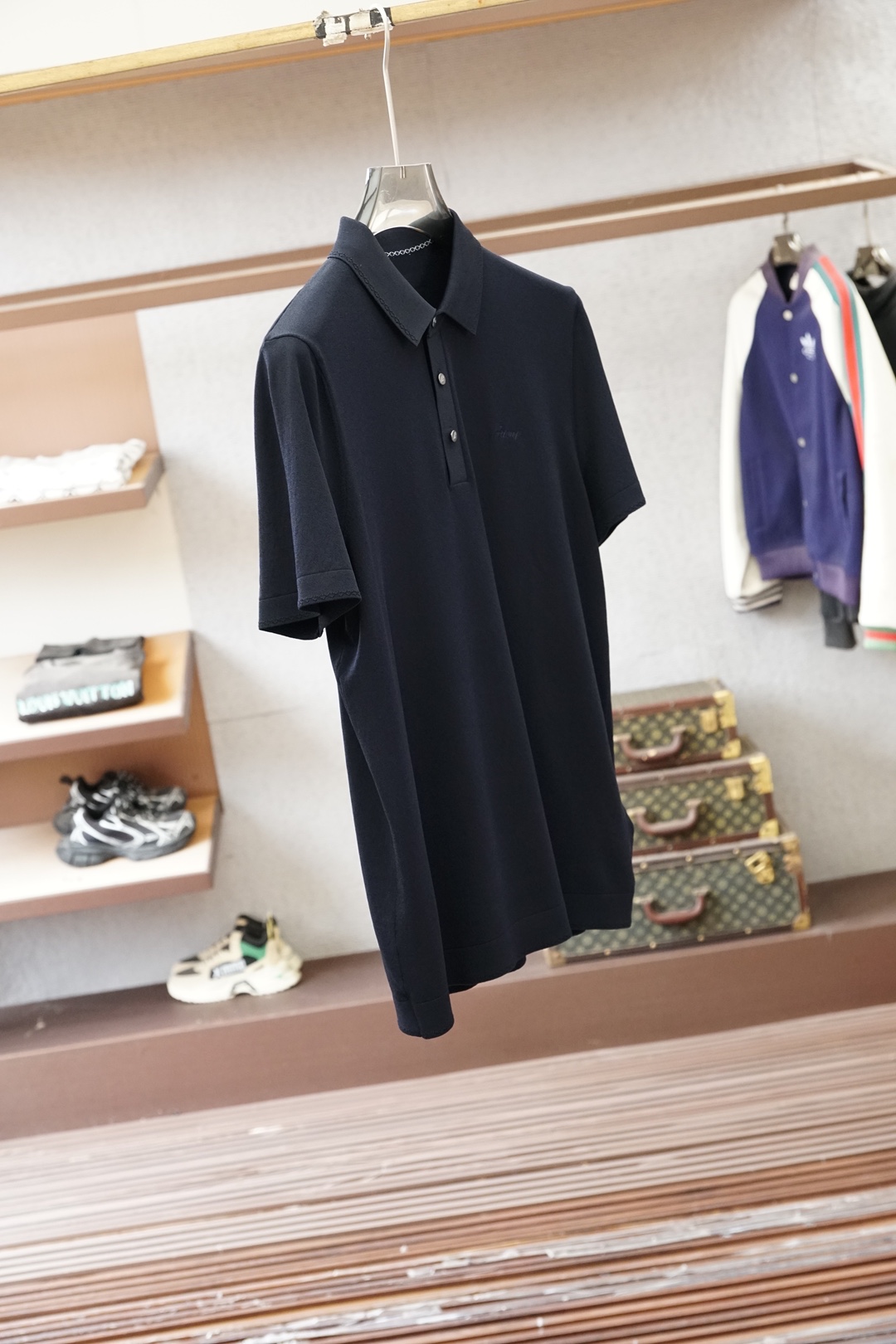 布尼奥/桑蚕丝伊力特Polo衫，高级感满满。精选桑蚕丝+伊力特混纺面料，丝滑亲肤、透气垂顺，夏天穿清爽不