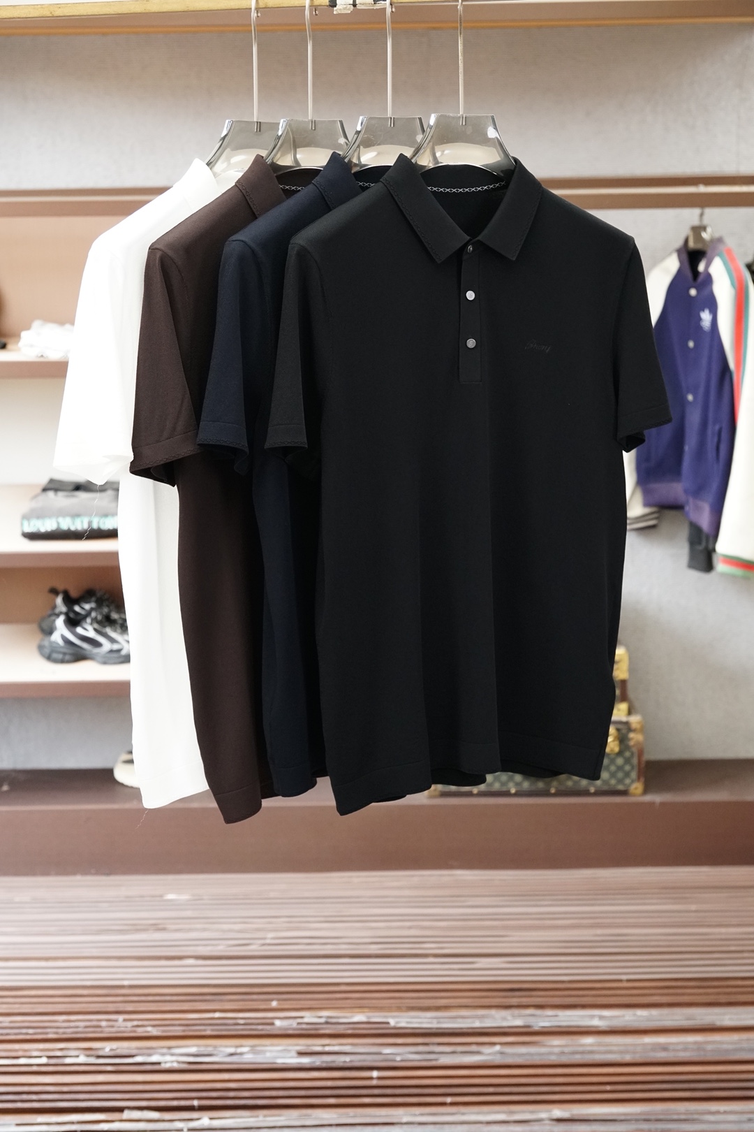 布尼奥/桑蚕丝伊力特Polo衫，高级感满满。精选桑蚕丝+伊力特混纺面料，丝滑亲肤、透气垂顺，夏天穿清爽不