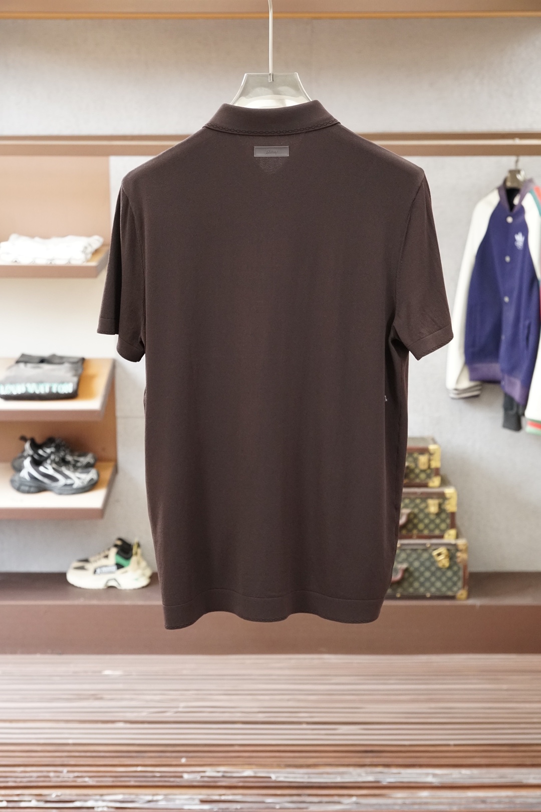 布尼奥/桑蚕丝伊力特Polo衫，高级感满满。精选桑蚕丝+伊力特混纺面料，丝滑亲肤、透气垂顺，夏天穿清爽不