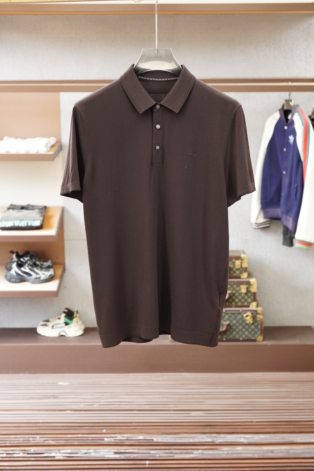 布尼奥/桑蚕丝伊力特Polo衫，高级感满满。精选桑蚕丝+伊力特混纺面料，丝滑亲肤、透气垂顺，夏天穿清爽不