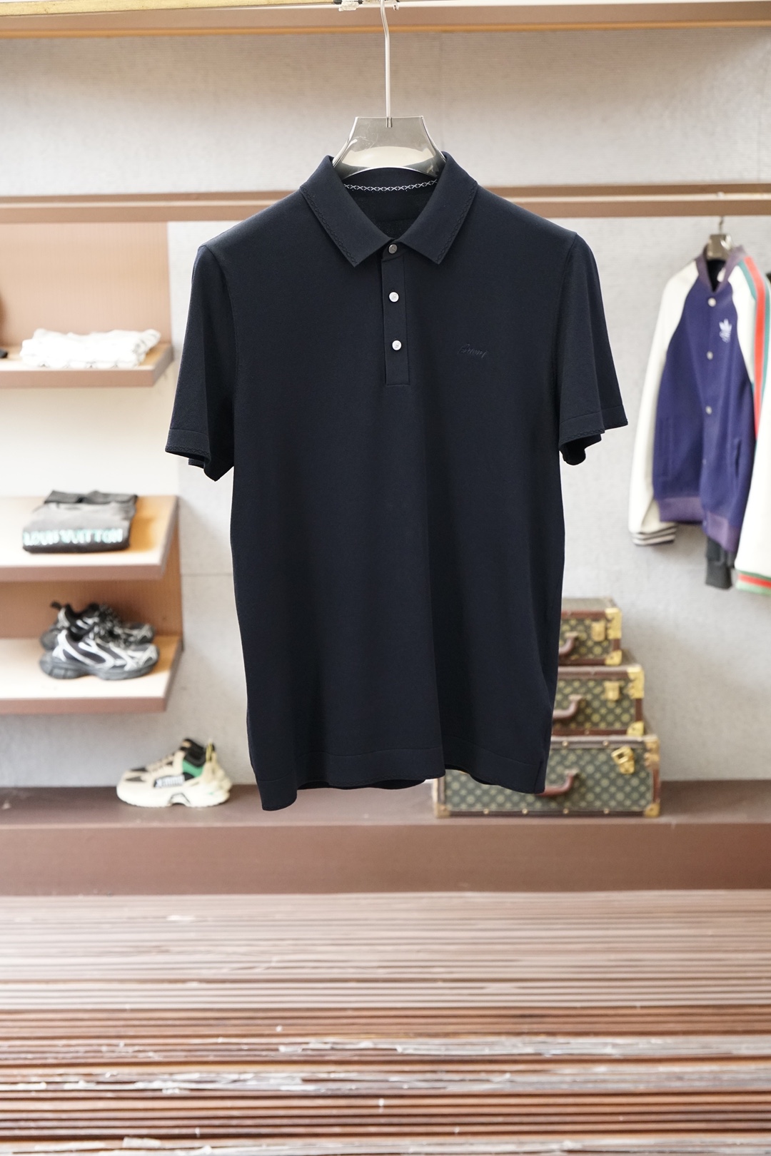 布尼奥/桑蚕丝伊力特Polo衫，高级感满满。精选桑蚕丝+伊力特混纺面料，丝滑亲肤、透气垂顺，夏天穿清爽不