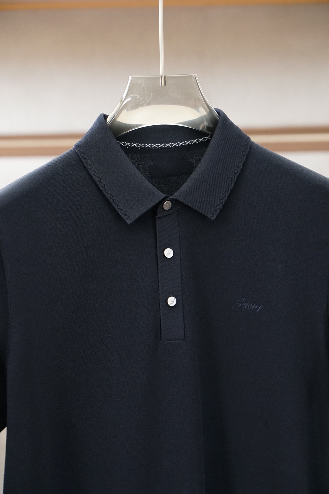 布尼奥/桑蚕丝伊力特Polo衫，高级感满满。精选桑蚕丝+伊力特混纺面料，丝滑亲肤、透气垂顺，夏天穿清爽不