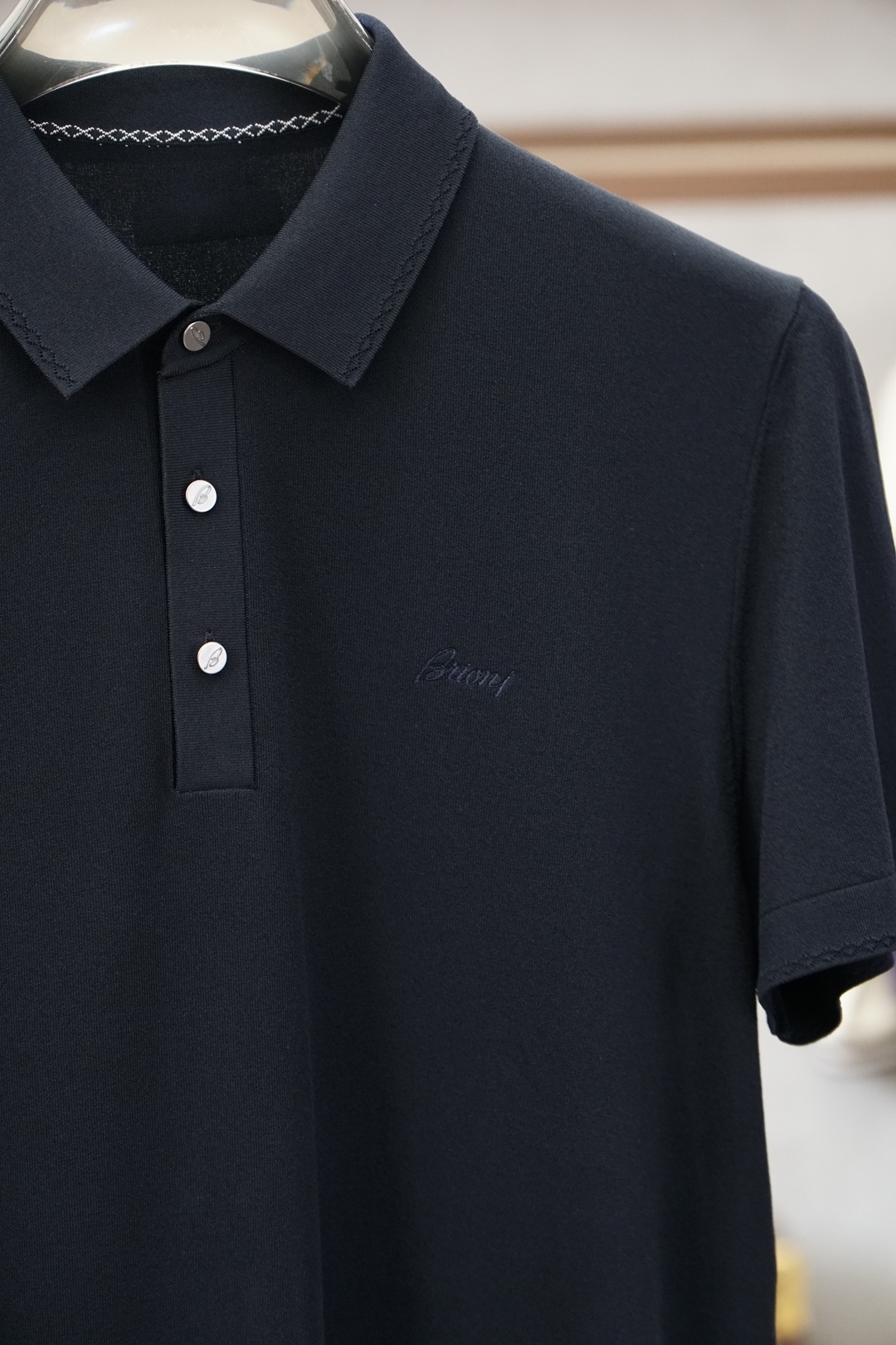 布尼奥/桑蚕丝伊力特Polo衫，高级感满满。精选桑蚕丝+伊力特混纺面料，丝滑亲肤、透气垂顺，夏天穿清爽不