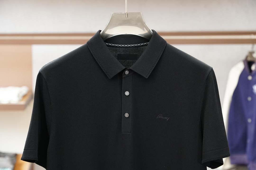 布尼奥/桑蚕丝伊力特Polo衫，高级感满满。精选桑蚕丝+伊力特混纺面料，丝滑亲肤、透气垂顺，夏天穿清爽不