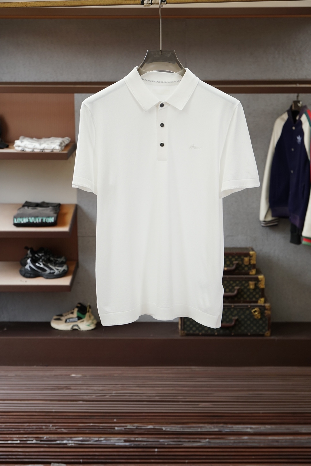 布尼奥/桑蚕丝伊力特Polo衫，高级感满满。精选桑蚕丝+伊力特混纺面料，丝滑亲肤、透气垂顺，夏天穿清爽不