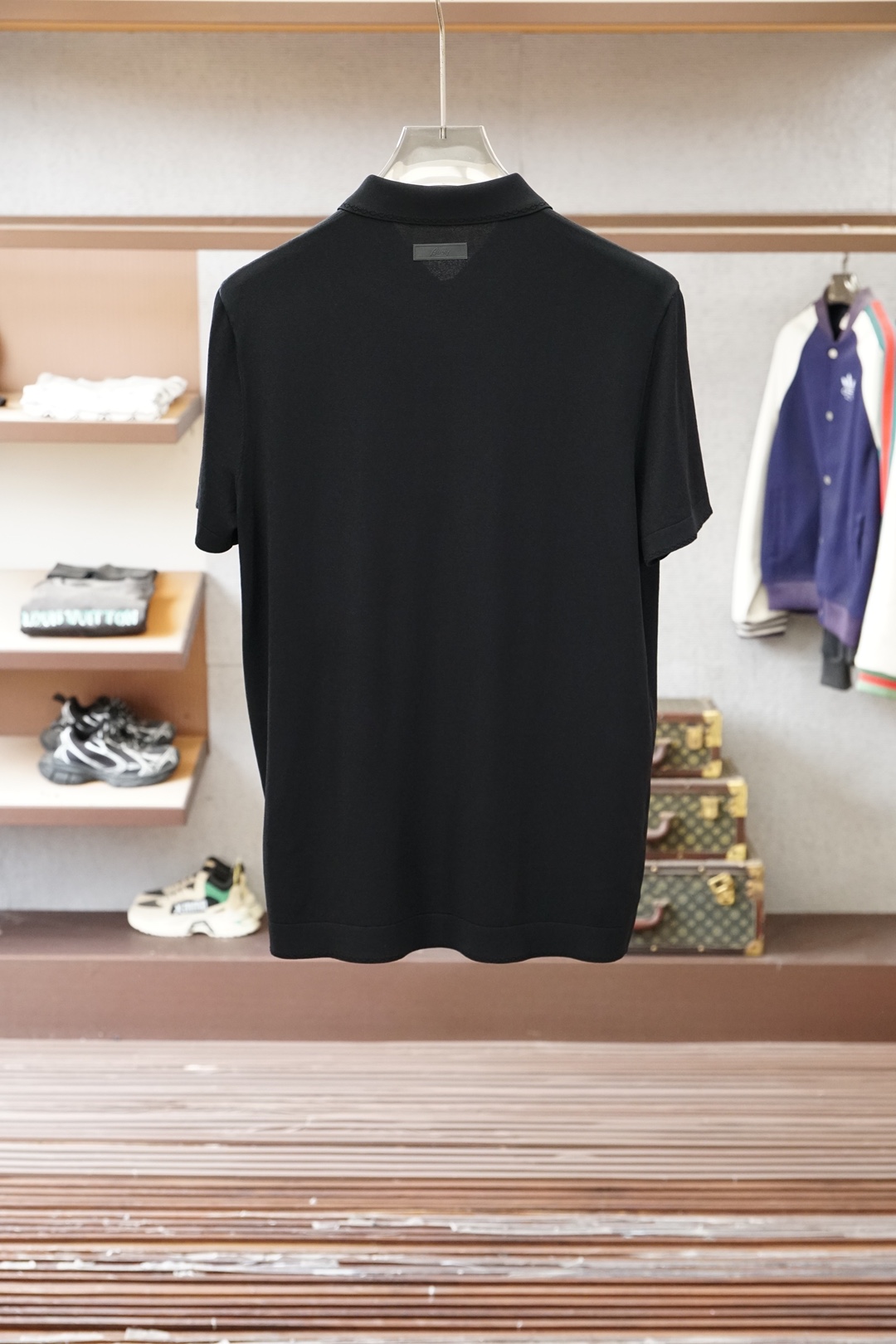 布尼奥/桑蚕丝伊力特Polo衫，高级感满满。精选桑蚕丝+伊力特混纺面料，丝滑亲肤、透气垂顺，夏天穿清爽不