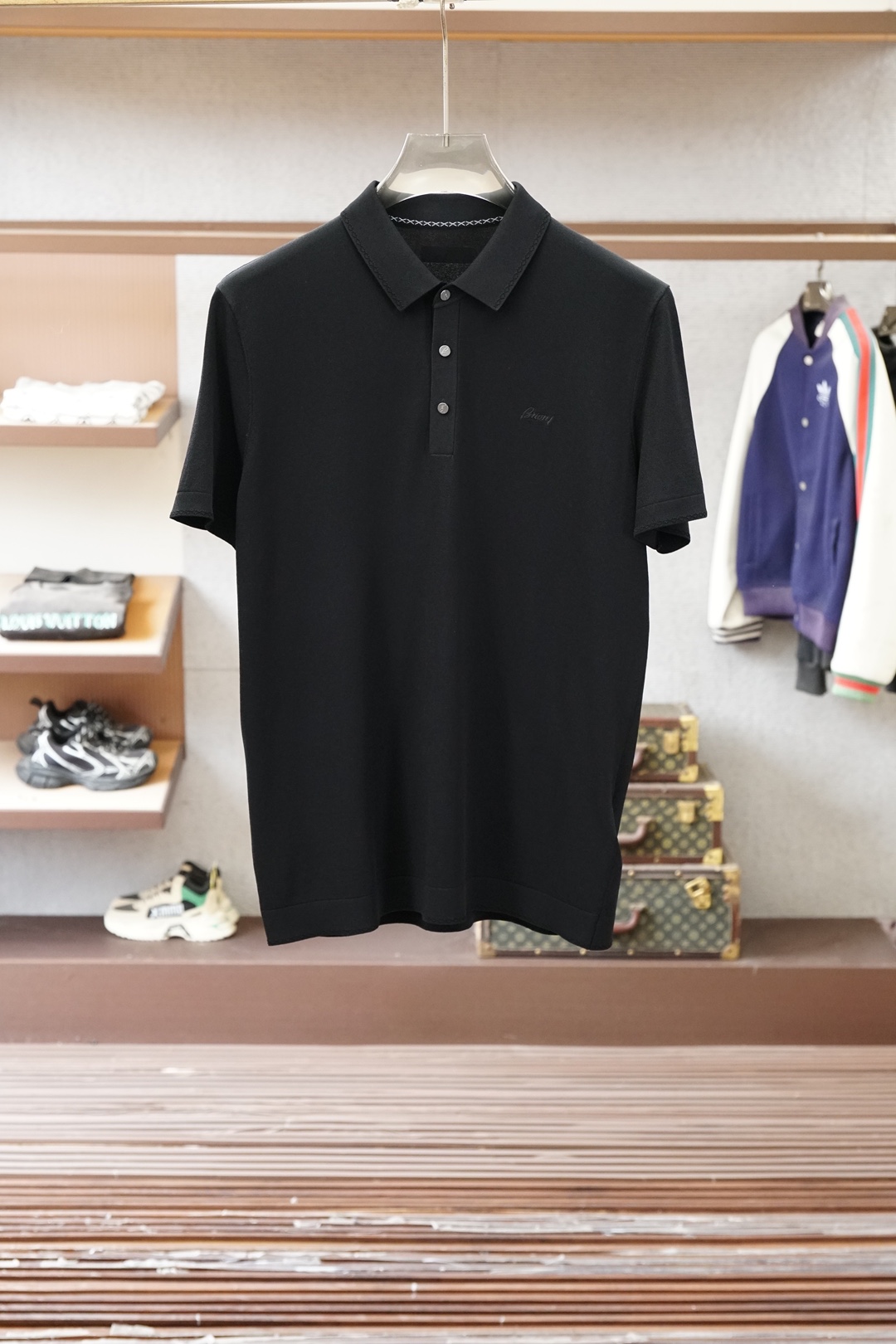 布尼奥/桑蚕丝伊力特Polo衫，高级感满满。精选桑蚕丝+伊力特混纺面料，丝滑亲肤、透气垂顺，夏天穿清爽不