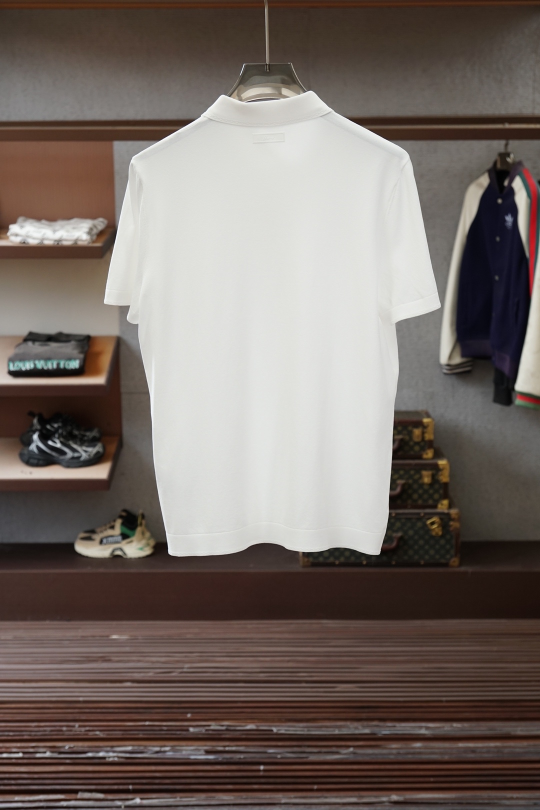 布尼奥/桑蚕丝伊力特Polo衫，高级感满满。精选桑蚕丝+伊力特混纺面料，丝滑亲肤、透气垂顺，夏天穿清爽不