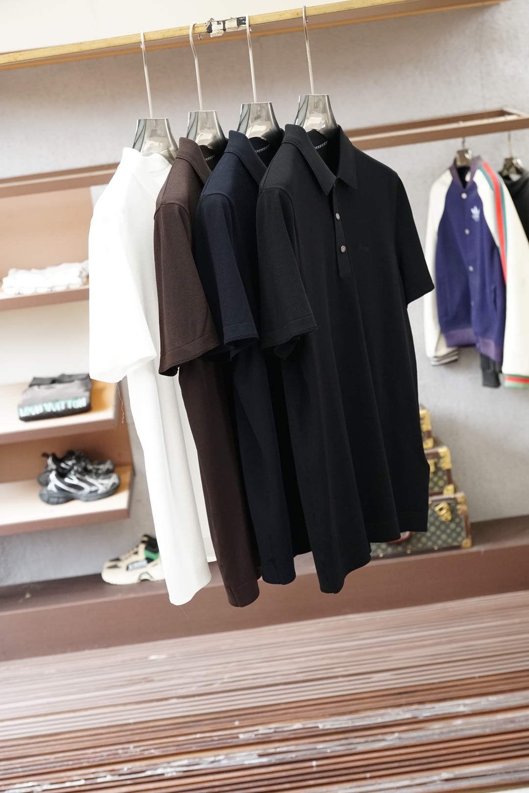 布尼奥/桑蚕丝伊力特Polo衫，高级感满满。精选桑蚕丝+伊力特混纺面料，丝滑亲肤、透气垂顺，夏天穿清爽不