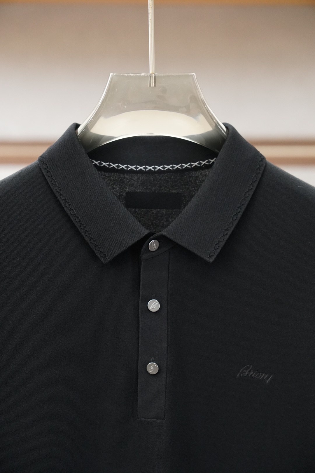布尼奥/桑蚕丝伊力特Polo衫，高级感满满。精选桑蚕丝+伊力特混纺面料，丝滑亲肤、透气垂顺，夏天穿清爽不