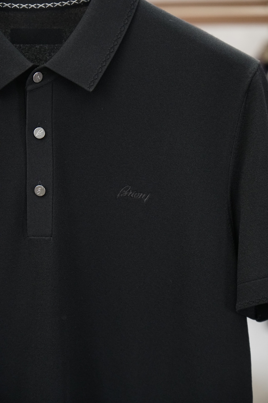布尼奥/桑蚕丝伊力特Polo衫，高级感满满。精选桑蚕丝+伊力特混纺面料，丝滑亲肤、透气垂顺，夏天穿清爽不