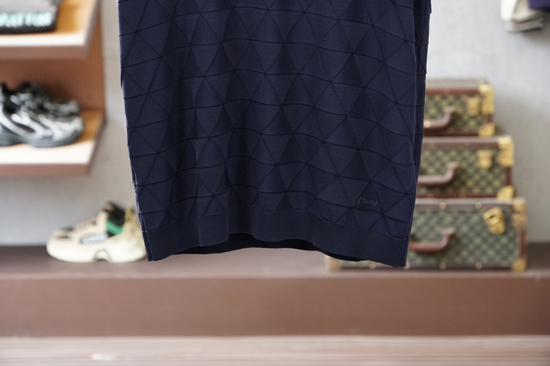 Loro Piana 桑蚕丝伊力特短袖，高级感满满。精选桑蚕丝+伊力特混纺面料，丝滑亲肤、透气垂顺，夏天