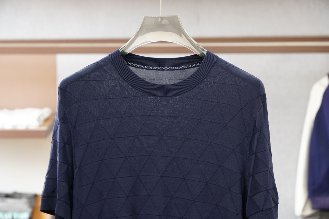 Loro Piana 桑蚕丝伊力特短袖，高级感满满。精选桑蚕丝+伊力特混纺面料，丝滑亲肤、透气垂顺，夏天