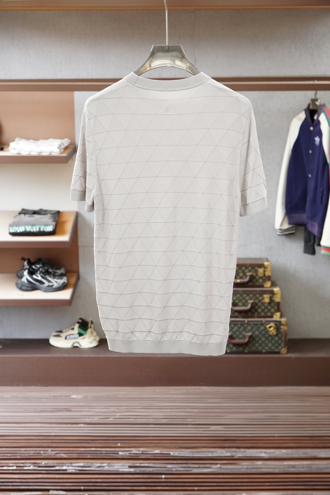 Loro Piana 桑蚕丝伊力特短袖，高级感满满。精选桑蚕丝+伊力特混纺面料，丝滑亲肤、透气垂顺，夏天