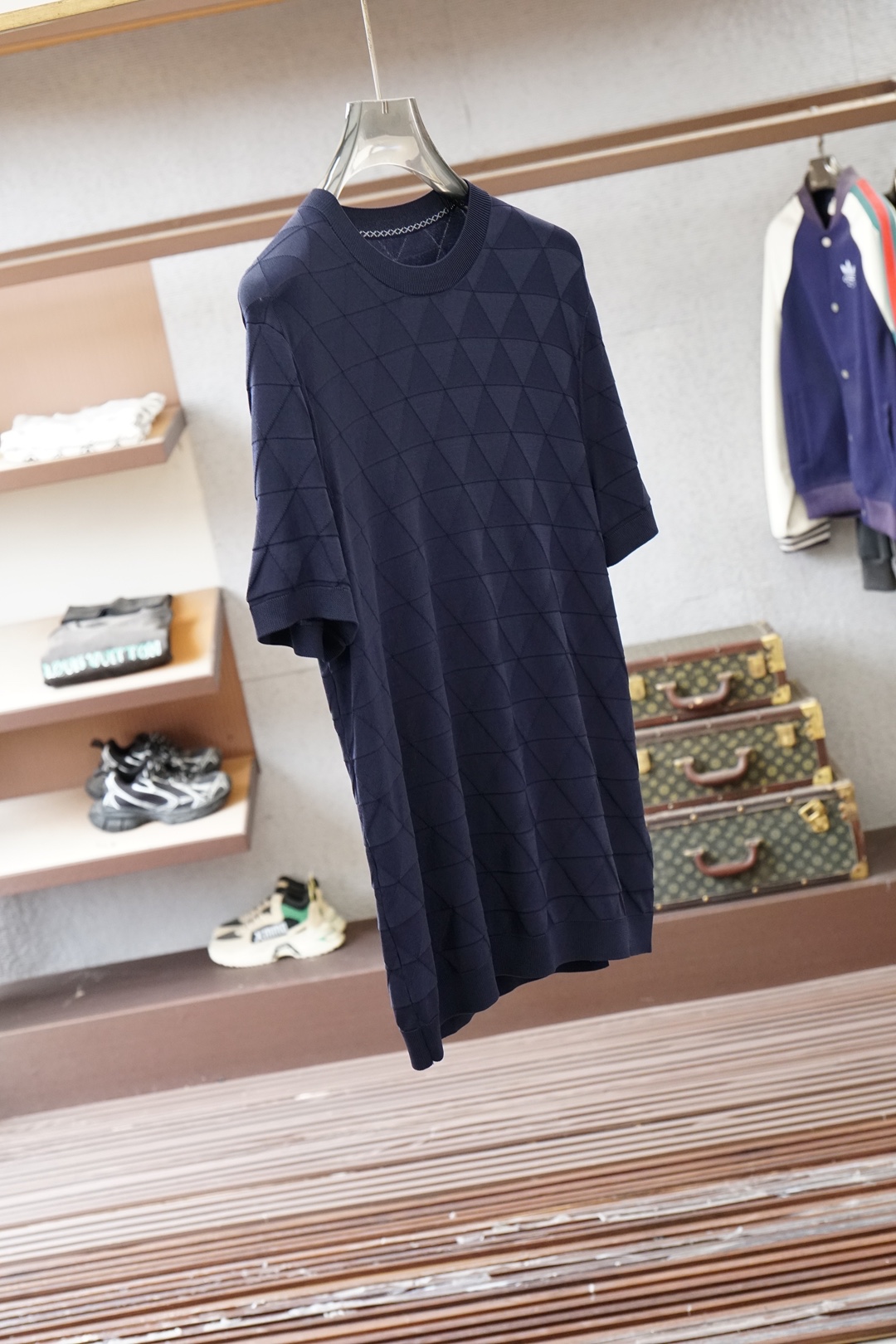 Loro Piana 桑蚕丝伊力特短袖，高级感满满。精选桑蚕丝+伊力特混纺面料，丝滑亲肤、透气垂顺，夏天