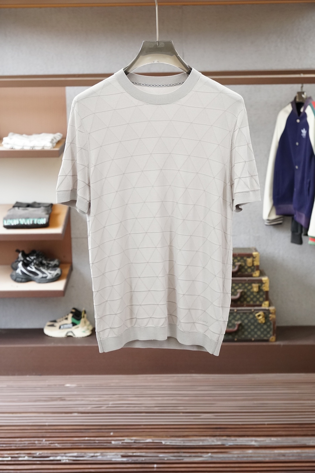 Loro Piana 桑蚕丝伊力特短袖，高级感满满。精选桑蚕丝+伊力特混纺面料，丝滑亲肤、透气垂顺，夏天