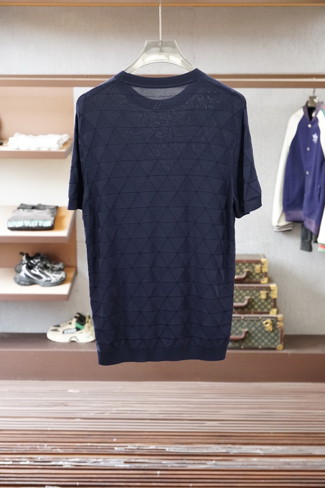 Loro Piana 桑蚕丝伊力特短袖，高级感满满。精选桑蚕丝+伊力特混纺面料，丝滑亲肤、透气垂顺，夏天