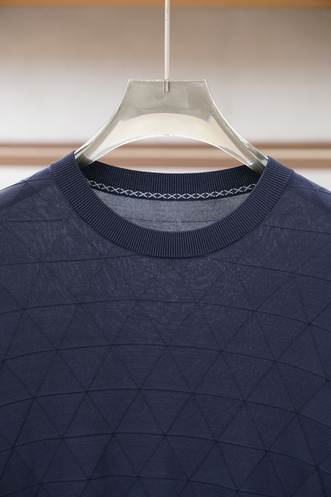 Loro Piana 桑蚕丝伊力特短袖，高级感满满。精选桑蚕丝+伊力特混纺面料，丝滑亲肤、透气垂顺，夏天