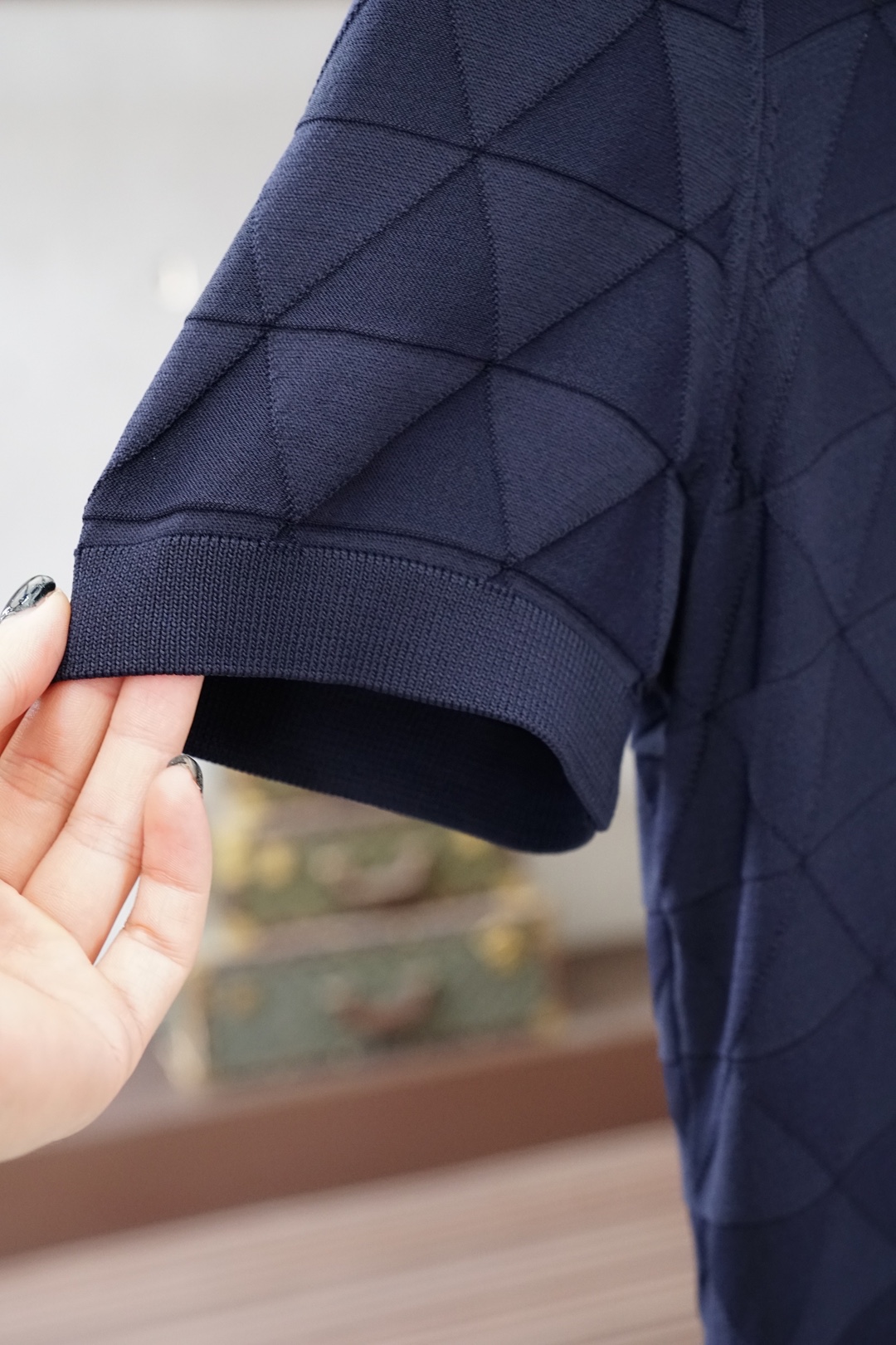 Loro Piana 桑蚕丝伊力特短袖，高级感满满。精选桑蚕丝+伊力特混纺面料，丝滑亲肤、透气垂顺，夏天