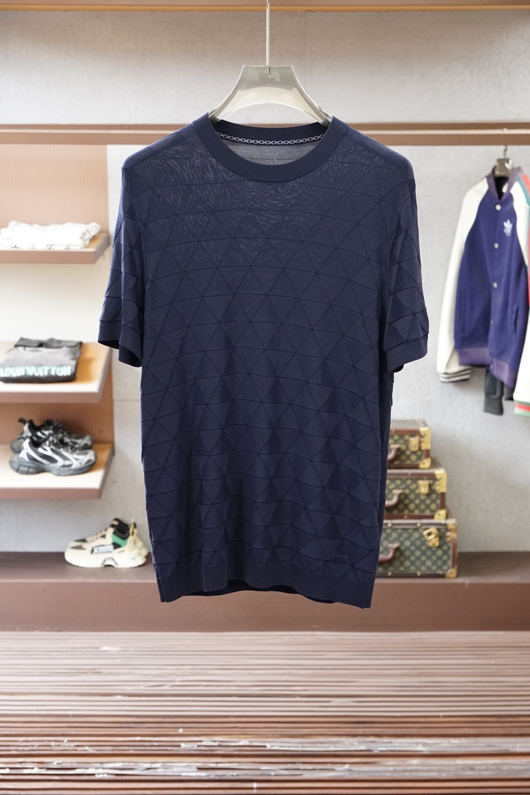 Loro Piana 桑蚕丝伊力特短袖，高级感满满。精选桑蚕丝+伊力特混纺面料，丝滑亲肤、透气垂顺，夏天