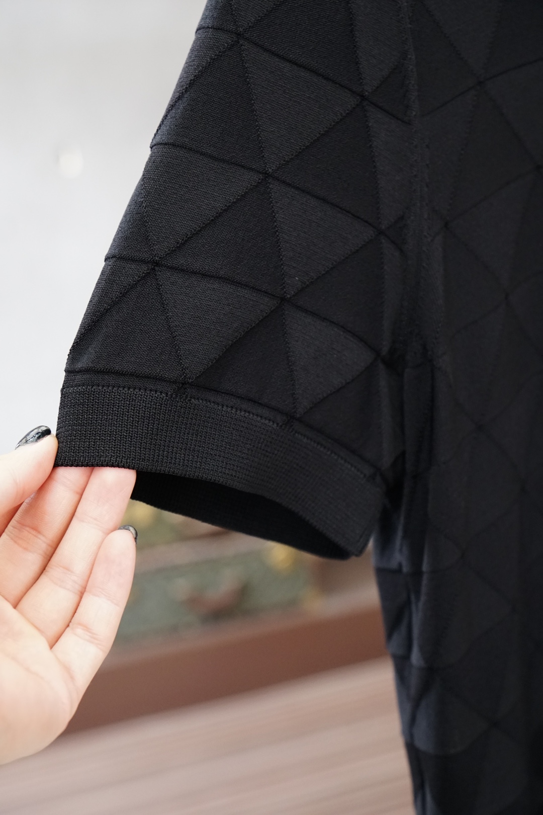 Loro Piana 桑蚕丝伊力特短袖，高级感满满。精选桑蚕丝+伊力特混纺面料，丝滑亲肤、透气垂顺，夏天