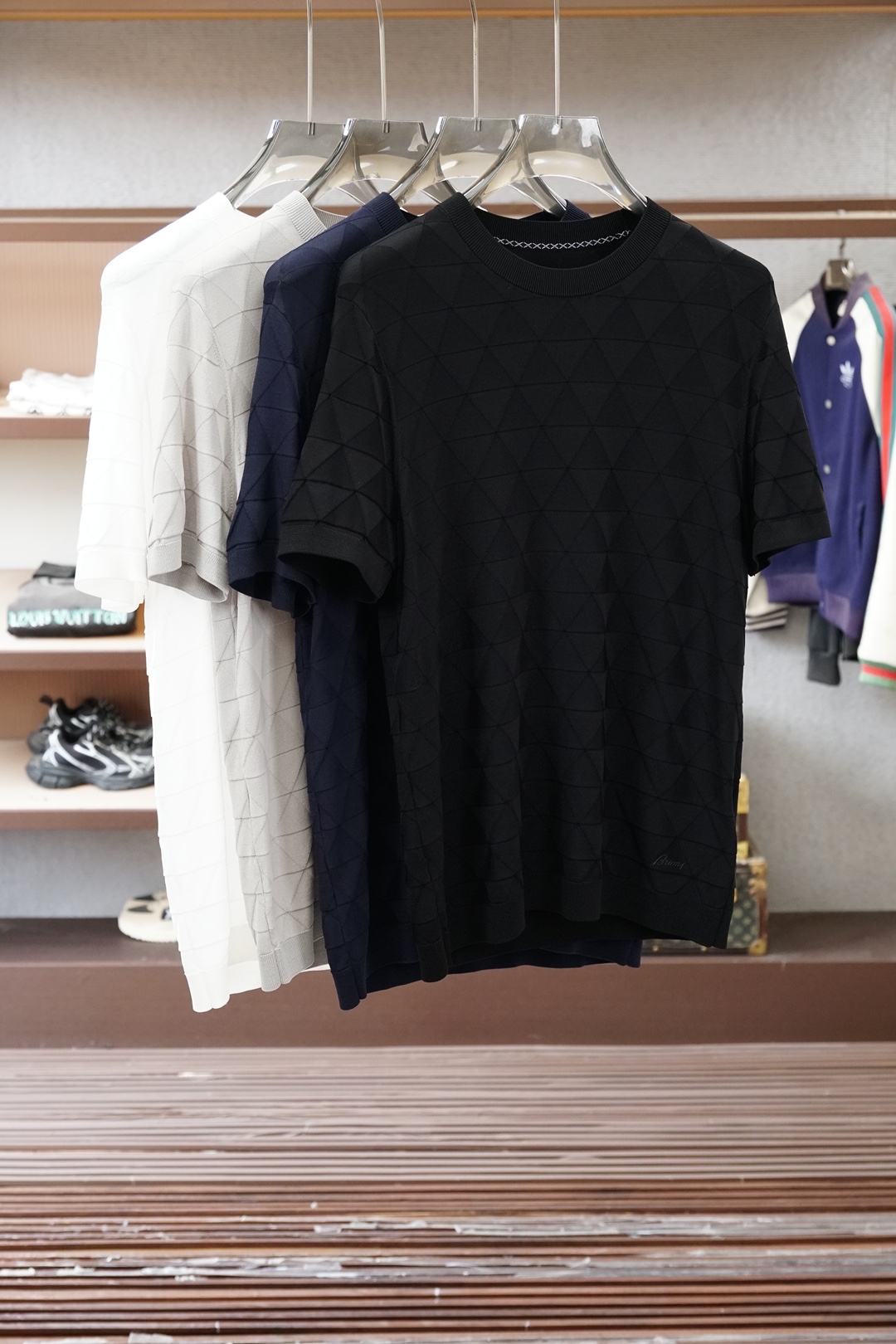 Loro Piana 桑蚕丝伊力特短袖，高级感满满。精选桑蚕丝+伊力特混纺面料，丝滑亲肤、透气垂顺，夏天