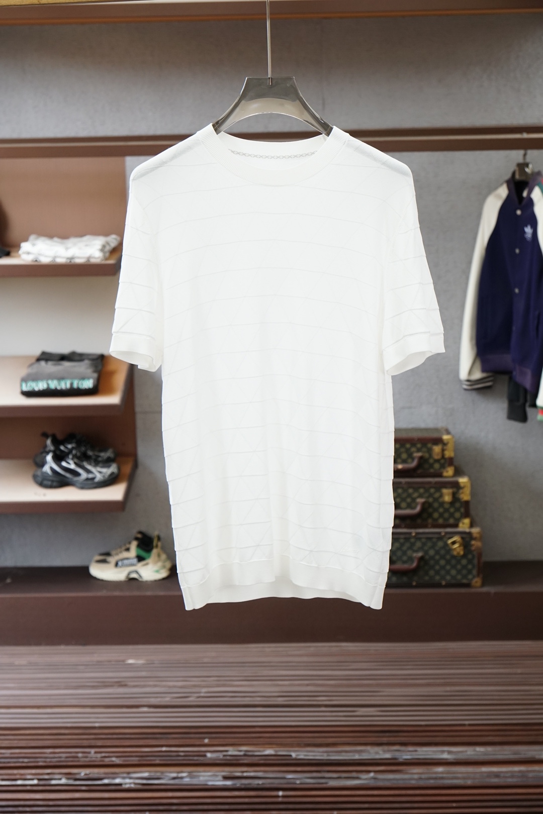 Loro Piana 桑蚕丝伊力特短袖，高级感满满。精选桑蚕丝+伊力特混纺面料，丝滑亲肤、透气垂顺，夏天