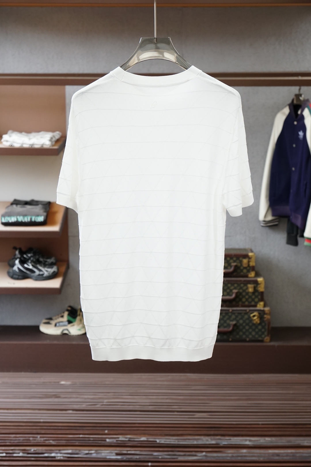 Loro Piana 桑蚕丝伊力特短袖，高级感满满。精选桑蚕丝+伊力特混纺面料，丝滑亲肤、透气垂顺，夏天