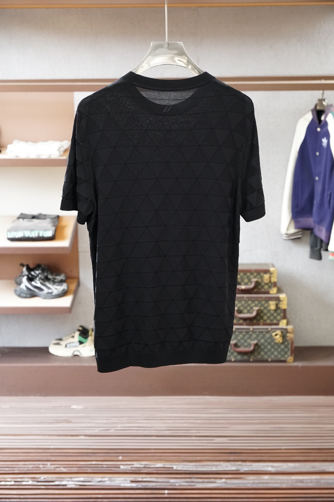 Loro Piana 桑蚕丝伊力特短袖，高级感满满。精选桑蚕丝+伊力特混纺面料，丝滑亲肤、透气垂顺，夏天