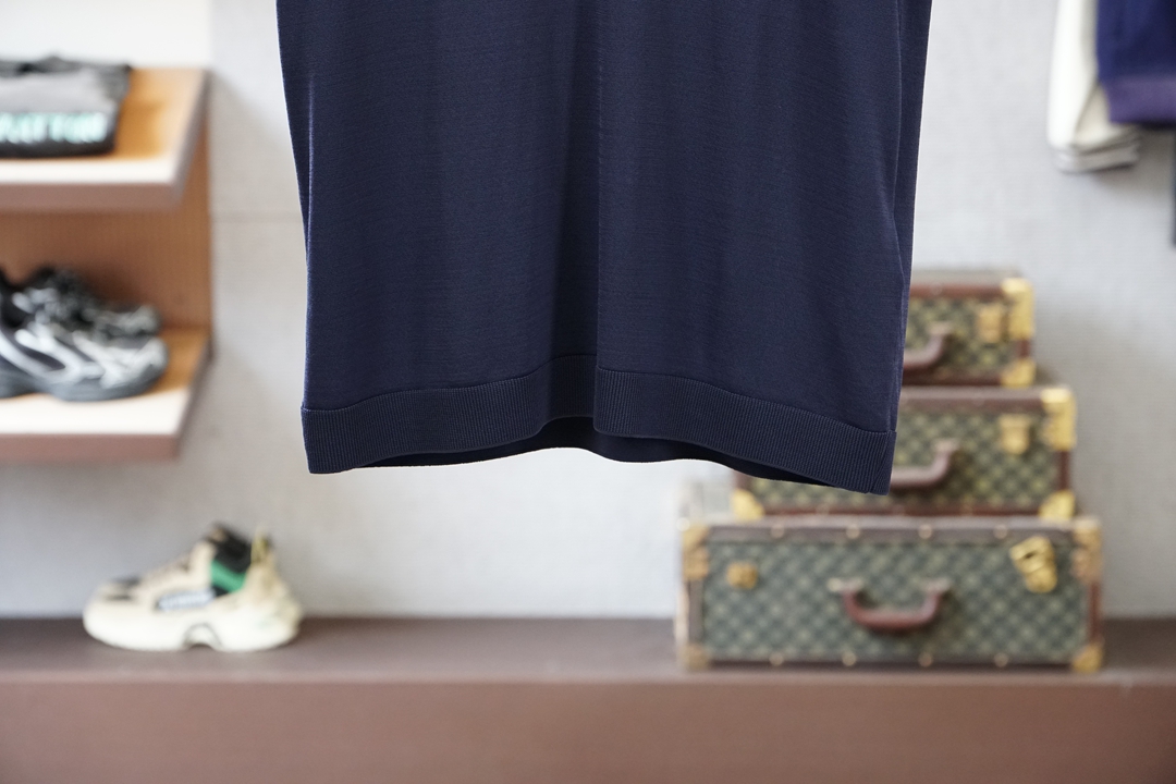 杰尼亚 桑蚕丝伊力特短袖，高级感满满。精选桑蚕丝+伊力特混纺面料，丝滑亲肤、透气垂顺，夏天穿清爽不闷汗。