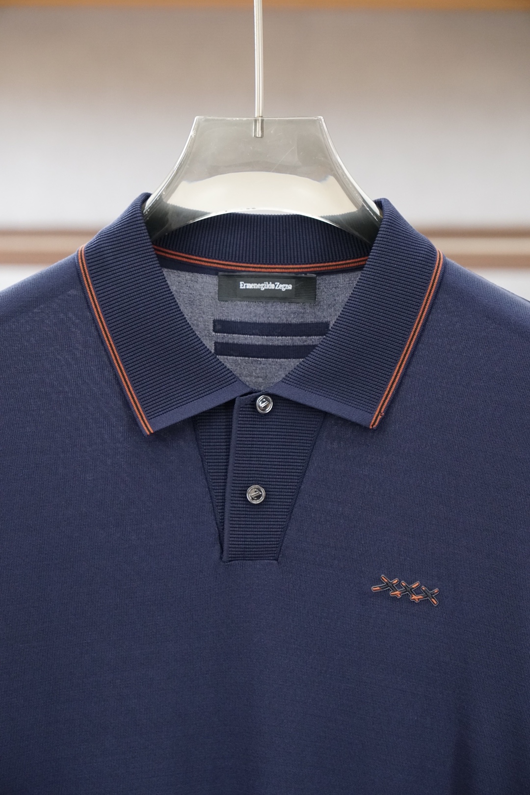 杰尼亚 桑蚕丝伊力特短袖，高级感满满。精选桑蚕丝+伊力特混纺面料，丝滑亲肤、透气垂顺，夏天穿清爽不闷汗。