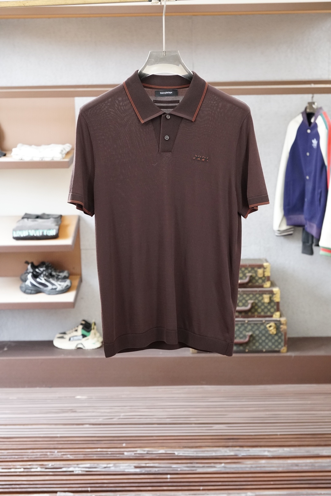 杰尼亚 桑蚕丝伊力特短袖，高级感满满。精选桑蚕丝+伊力特混纺面料，丝滑亲肤、透气垂顺，夏天穿清爽不闷汗。