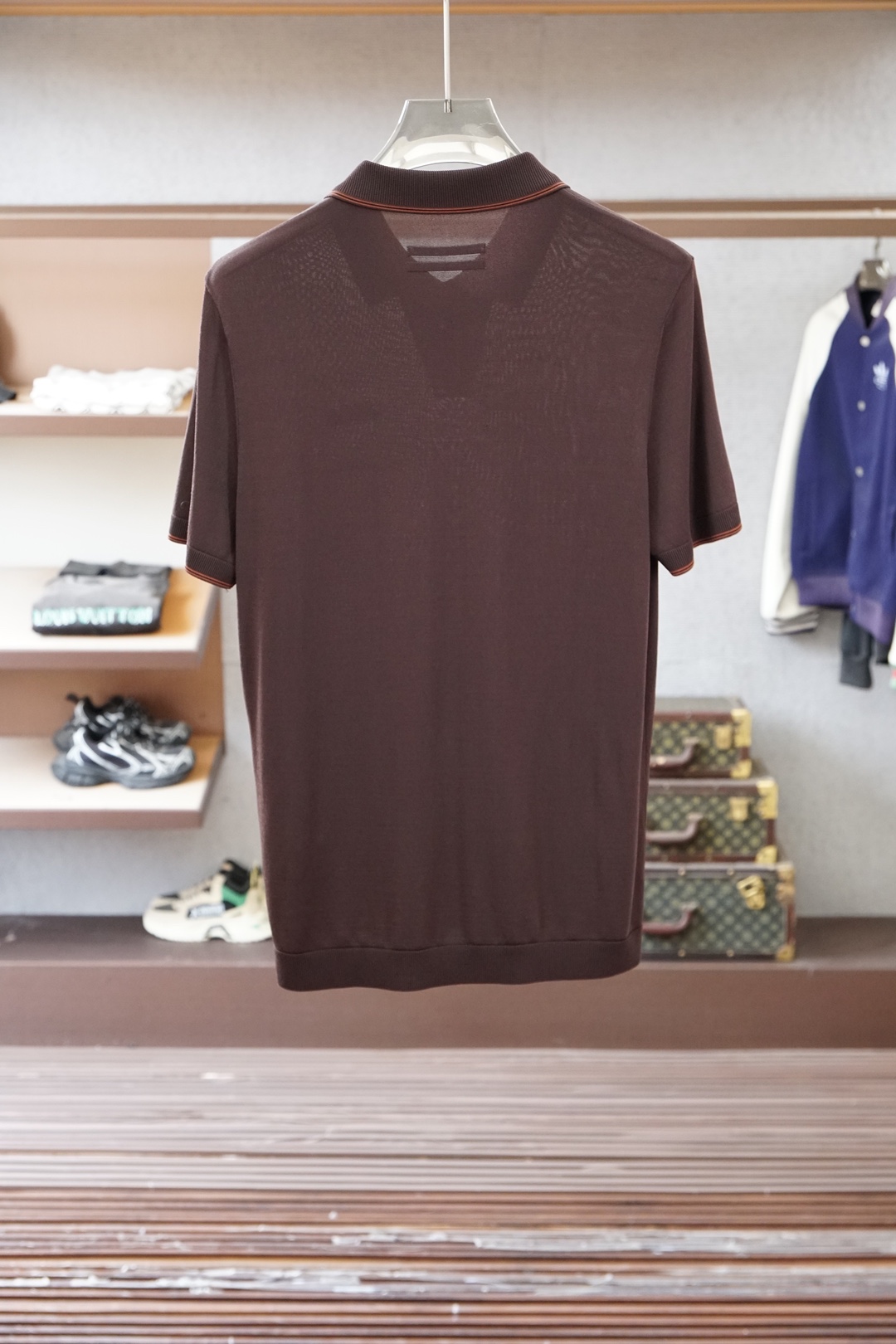 杰尼亚 桑蚕丝伊力特短袖，高级感满满。精选桑蚕丝+伊力特混纺面料，丝滑亲肤、透气垂顺，夏天穿清爽不闷汗。