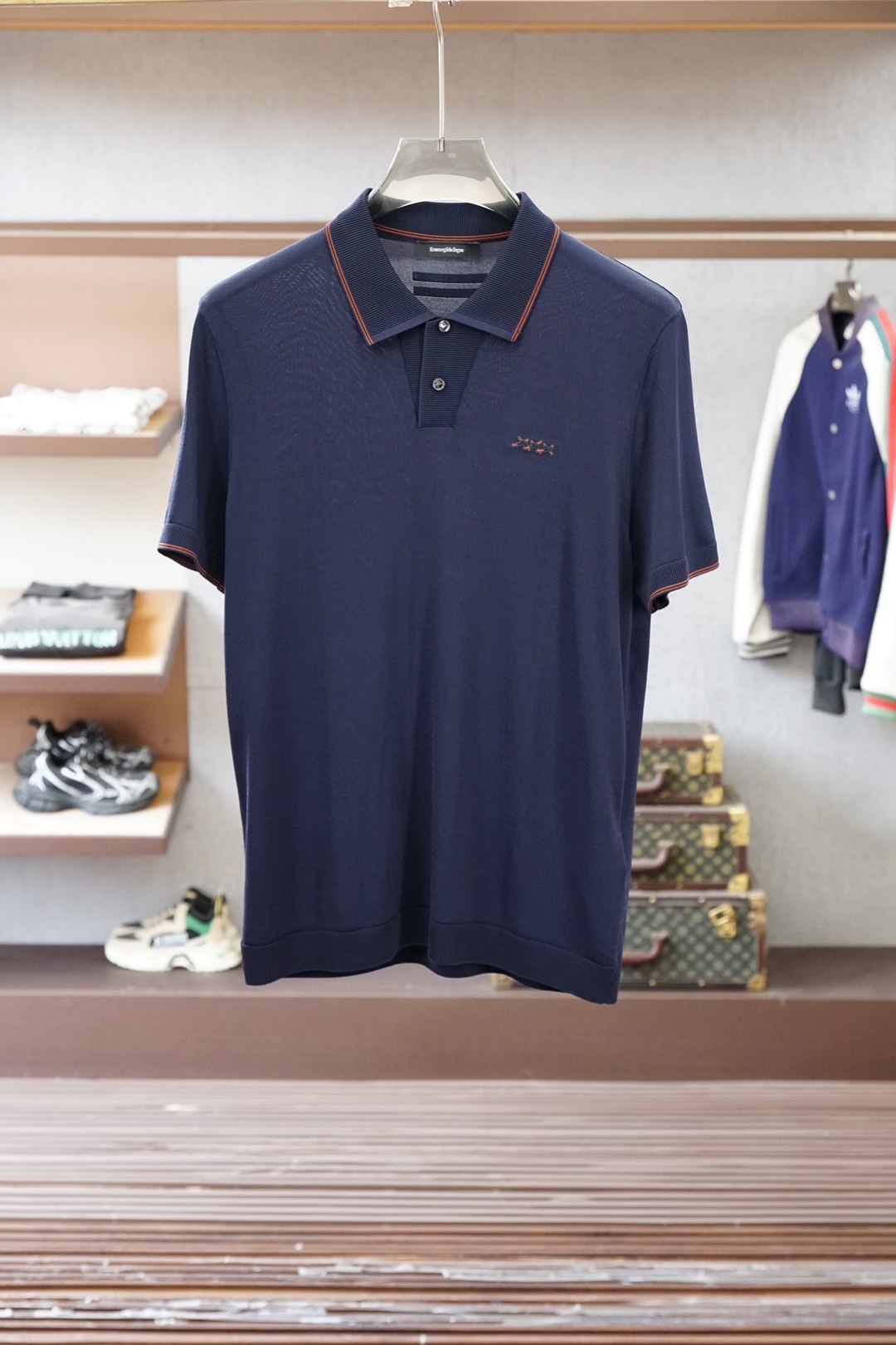 杰尼亚 桑蚕丝伊力特短袖，高级感满满。精选桑蚕丝+伊力特混纺面料，丝滑亲肤、透气垂顺，夏天穿清爽不闷汗。