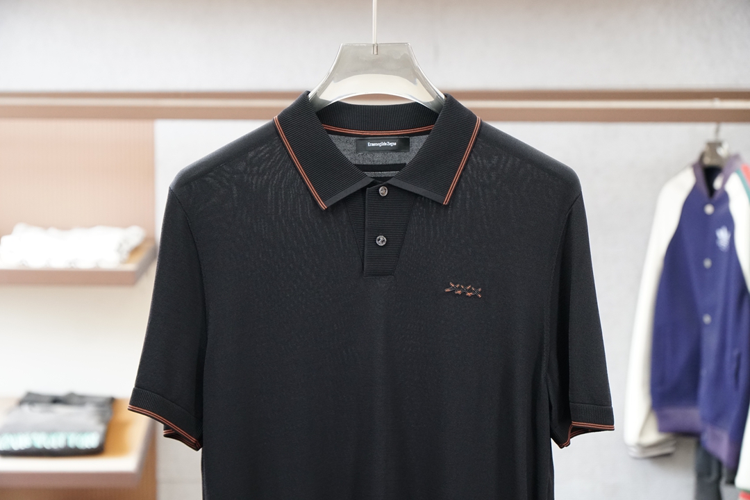 杰尼亚 桑蚕丝伊力特短袖，高级感满满。精选桑蚕丝+伊力特混纺面料，丝滑亲肤、透气垂顺，夏天穿清爽不闷汗。