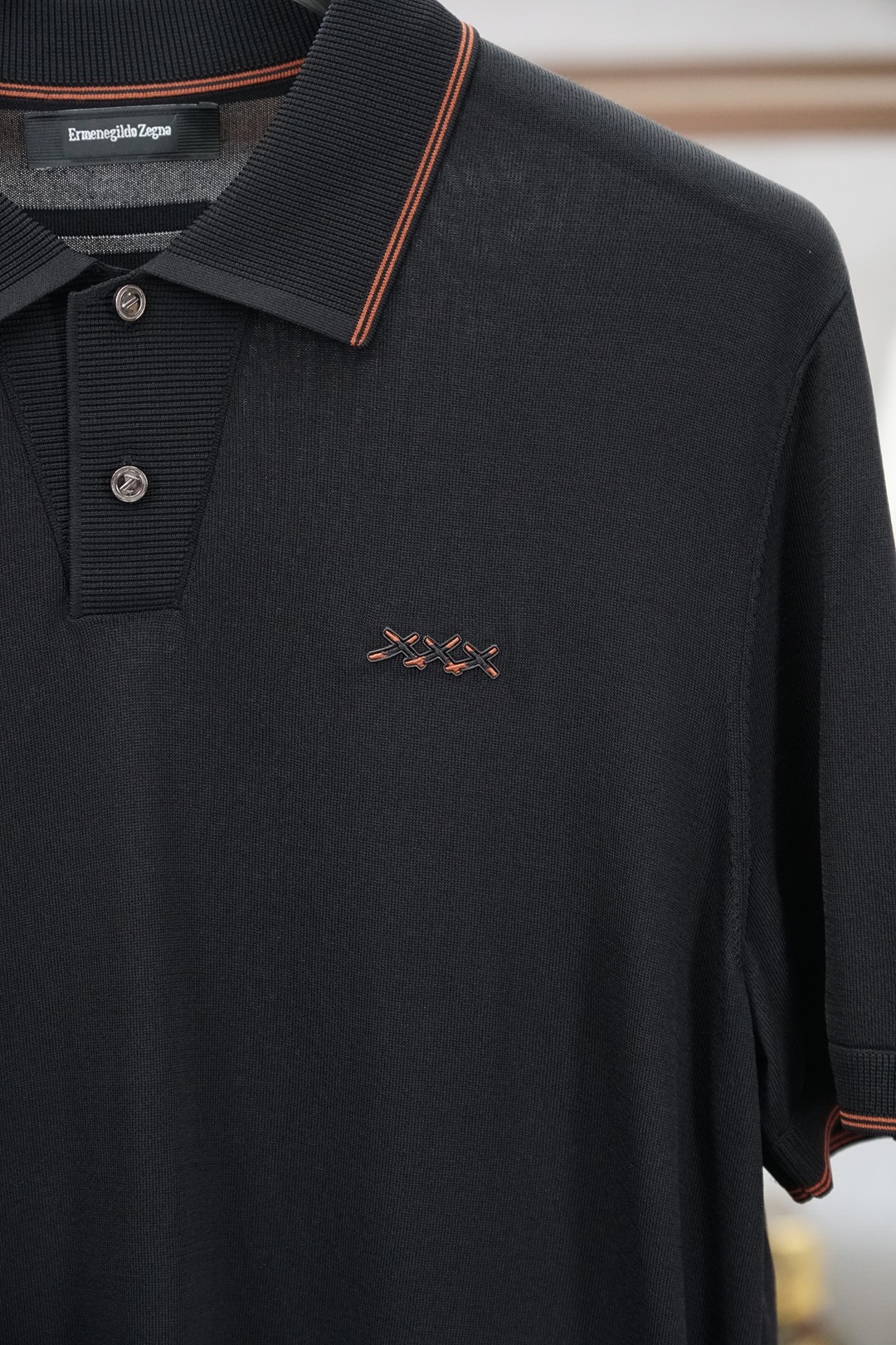 杰尼亚 桑蚕丝伊力特短袖，高级感满满。精选桑蚕丝+伊力特混纺面料，丝滑亲肤、透气垂顺，夏天穿清爽不闷汗。