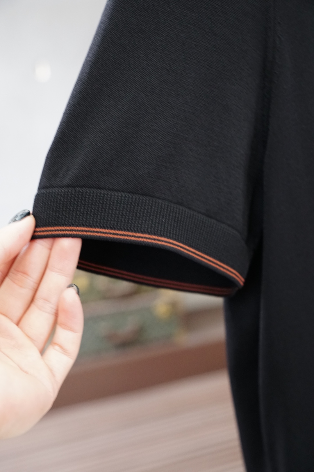 杰尼亚 桑蚕丝伊力特短袖，高级感满满。精选桑蚕丝+伊力特混纺面料，丝滑亲肤、透气垂顺，夏天穿清爽不闷汗。