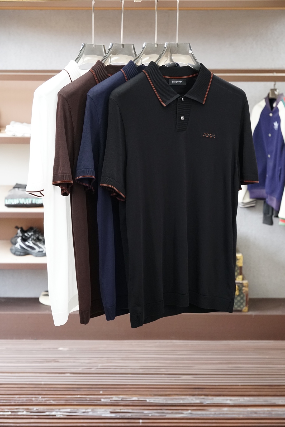 杰尼亚 桑蚕丝伊力特短袖，高级感满满。精选桑蚕丝+伊力特混纺面料，丝滑亲肤、透气垂顺，夏天穿清爽不闷汗。