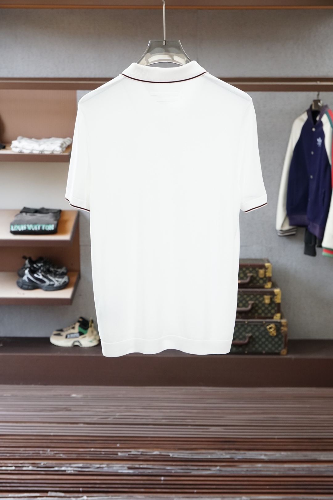 杰尼亚 桑蚕丝伊力特短袖，高级感满满。精选桑蚕丝+伊力特混纺面料，丝滑亲肤、透气垂顺，夏天穿清爽不闷汗。