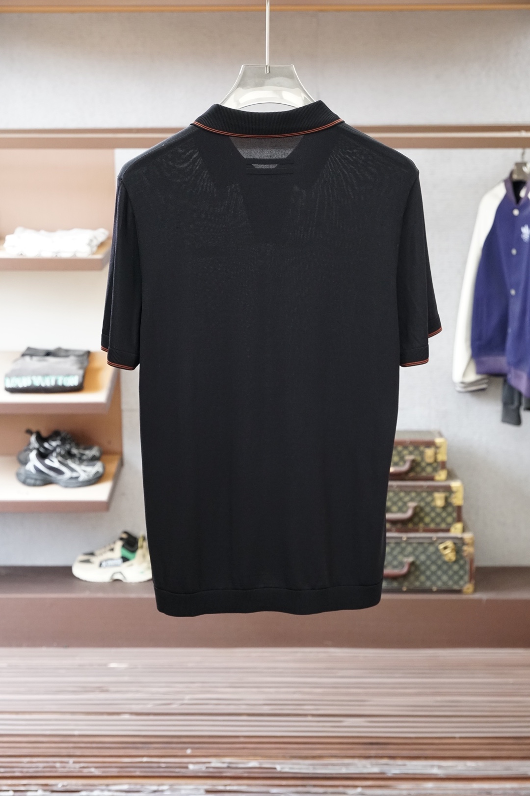 杰尼亚 桑蚕丝伊力特短袖，高级感满满。精选桑蚕丝+伊力特混纺面料，丝滑亲肤、透气垂顺，夏天穿清爽不闷汗。