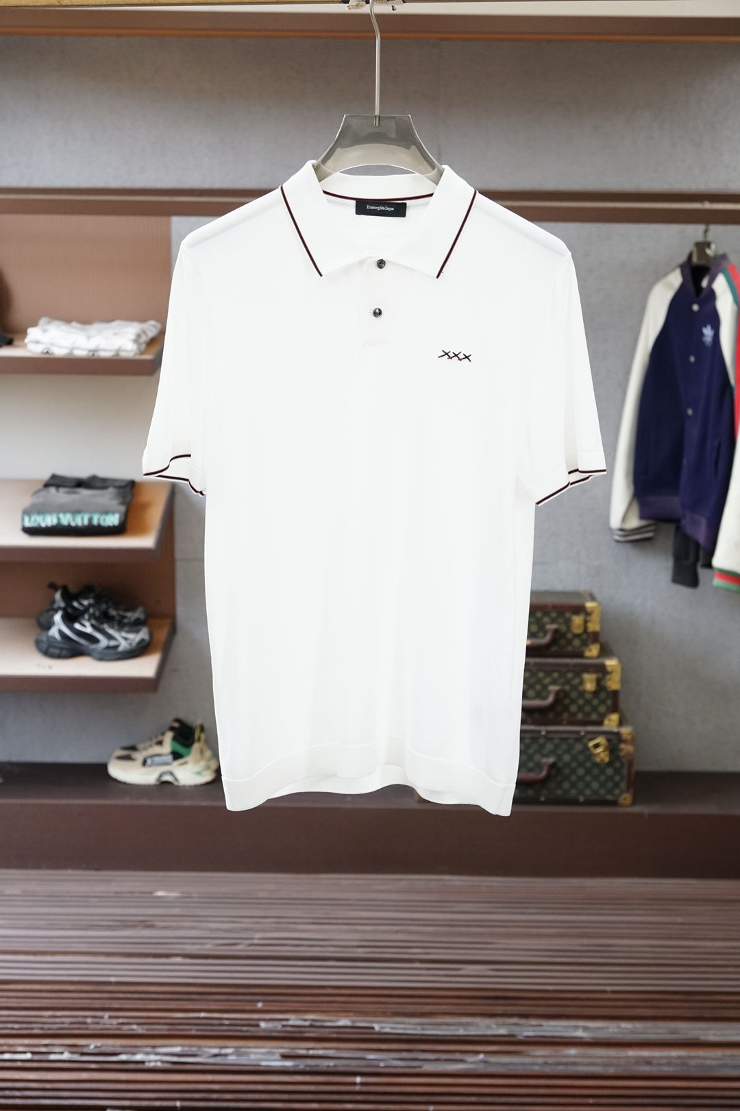 杰尼亚 桑蚕丝伊力特短袖，高级感满满。精选桑蚕丝+伊力特混纺面料，丝滑亲肤、透气垂顺，夏天穿清爽不闷汗。