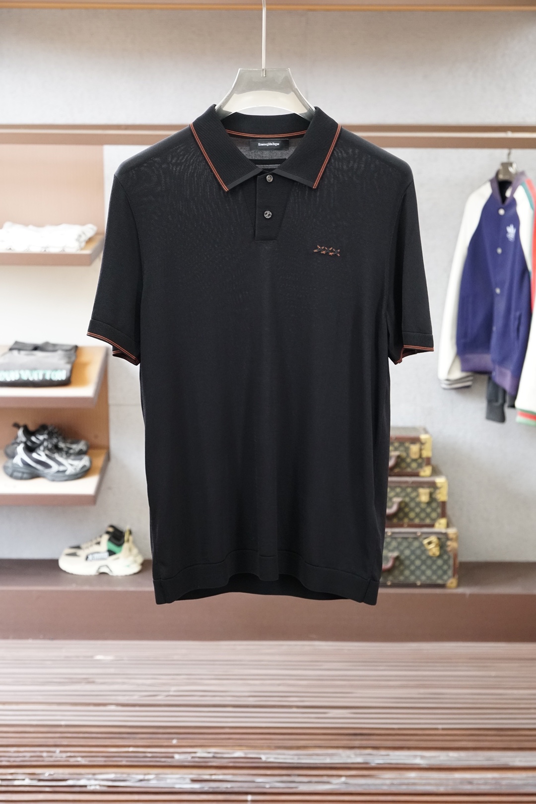 杰尼亚 桑蚕丝伊力特短袖，高级感满满。精选桑蚕丝+伊力特混纺面料，丝滑亲肤、透气垂顺，夏天穿清爽不闷汗。